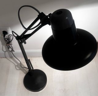 Flexo de metal negro y gris.