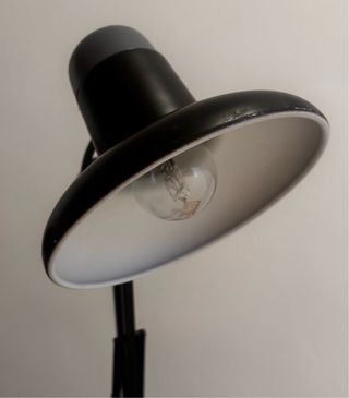 Flexo de metal negro y gris.