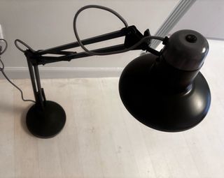 Flexo de metal negro y gris.