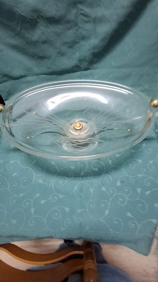 Centro de mesa de cristal con asas doradas