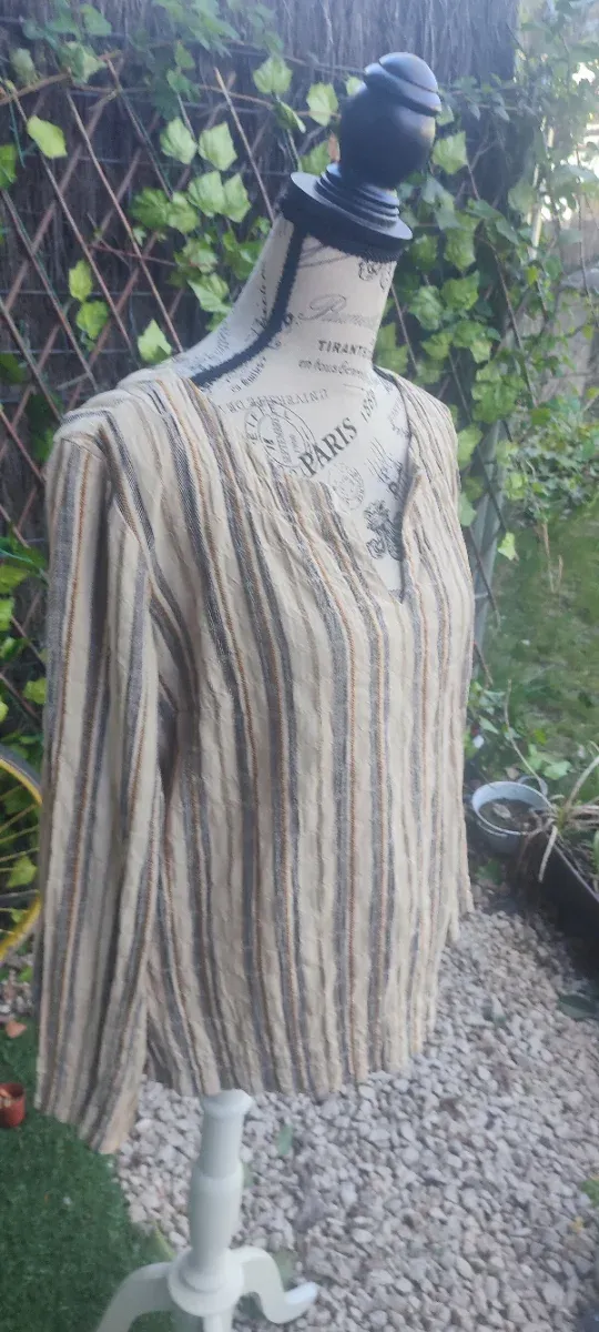 Camisa étnica de mujer a rayas.