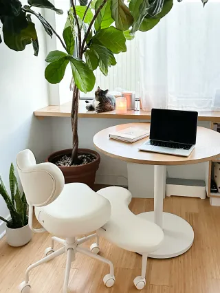 Silla de oficina Pipersong blanca con reposapiés