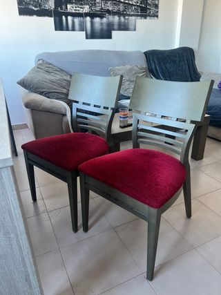 Mesa de comedor gris madera con sillas