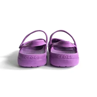 Sandalias moradas "Crocs".