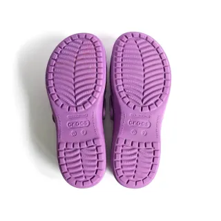 Sandalias moradas "Crocs".