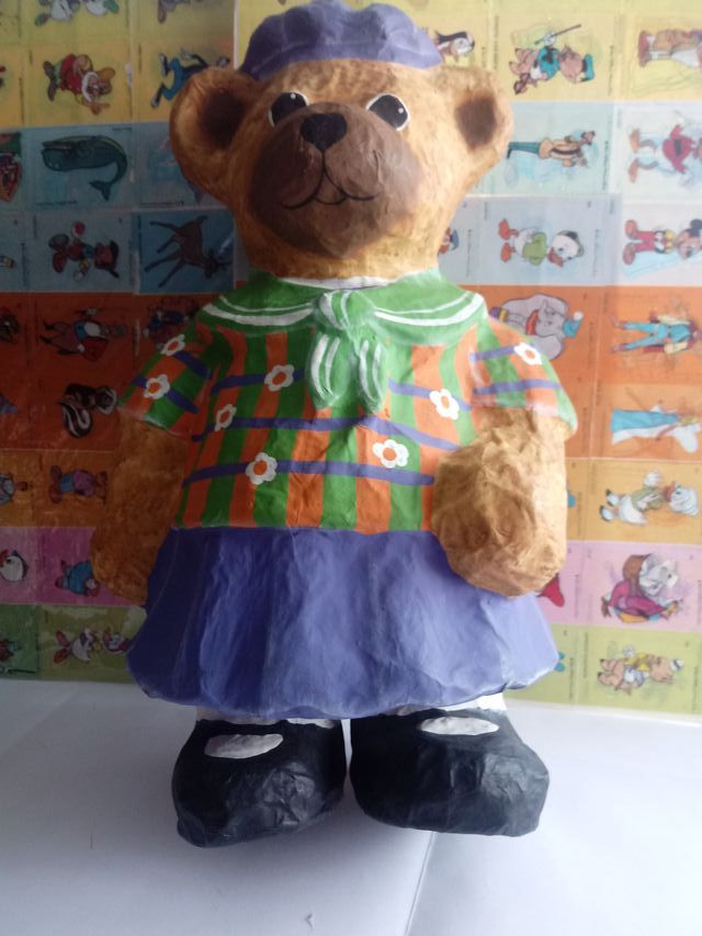 Oso de cartón piedra decorado