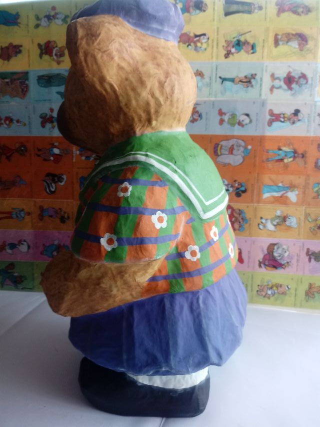 Oso de cartón piedra decorado