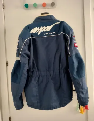 Chaqueta motera azul y blanca