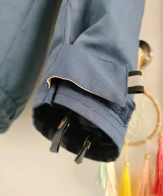 Chaqueta motera azul y blanca