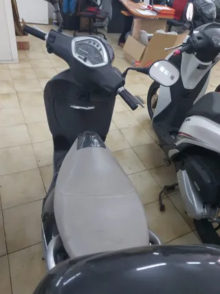 Piaggio Liberty 50 2T Scooter Negra/Gris