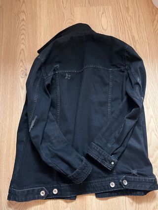 Chaqueta vaquera negra Stradivarius talla S.