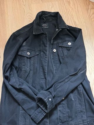 Chaqueta vaquera negra Stradivarius talla S.
