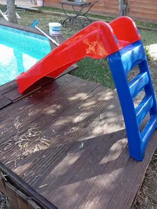 Tobogán infantil rojo y azul