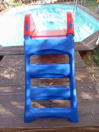 Tobogán infantil rojo y azul