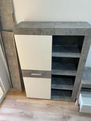 Mueble de salón modular gris y blanco.