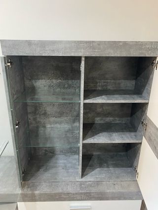 Mueble de salón modular gris y blanco.