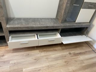 Mueble de salón modular gris y blanco.