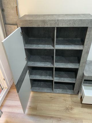 Mueble de salón modular gris y blanco.