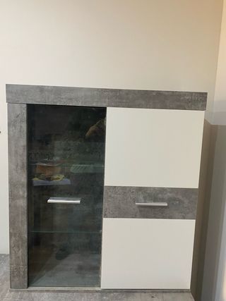 Mueble de salón modular gris y blanco.