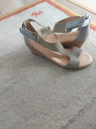 Sandalias RKS doradas y plateadas