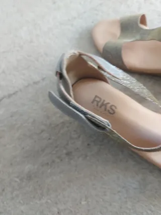 Sandalias RKS doradas y plateadas