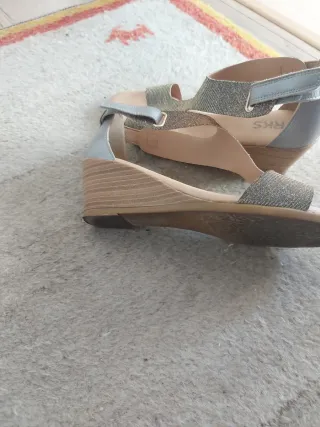 Sandalias RKS doradas y plateadas