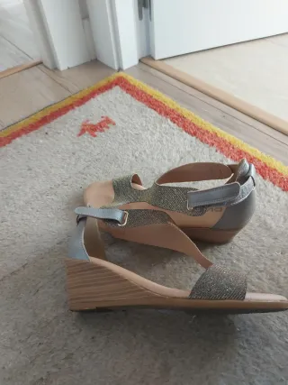 Sandalias RKS doradas y plateadas