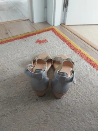 Sandalias RKS doradas y plateadas