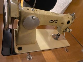 Máquina de coser Alfa antigua