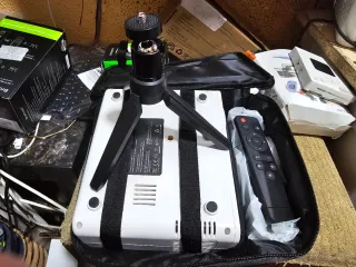 Proyector Blanco con trípode incorporado