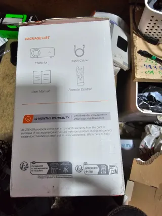 Proyector Blanco con trípode incorporado