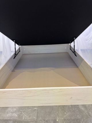 Divano in legno e tessuto