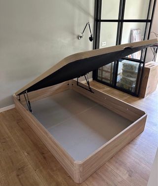 Divano in legno e tessuto