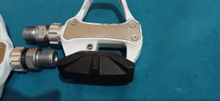 Pedales de carretera blancos