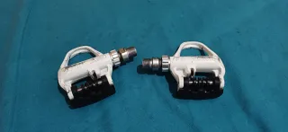 Pedales de carretera blancos