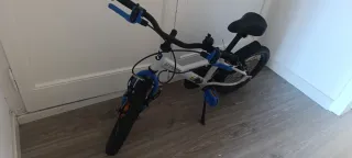 Bicicleta infantil B'Twin blanca y azul