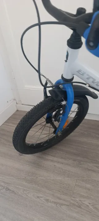 Bicicleta infantil B'Twin blanca y azul