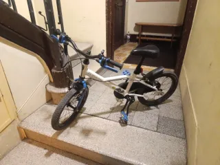 Bicicleta infantil B'Twin blanca y azul