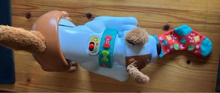 Perrito Fisher-Price gatea y juega