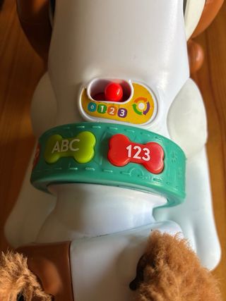 Perrito Fisher-Price gatea y juega