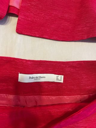 Traje chaqueta y falda Pedro del Hierro rojo