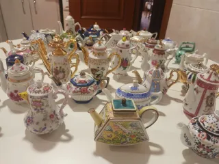 Collezione completa di 40 teiere in miniatura in ceramica