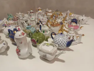 Collezione completa di 40 teiere in miniatura in ceramica