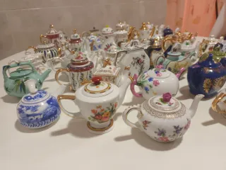 Collezione completa di 40 teiere in miniatura in ceramica