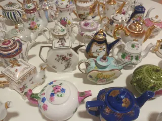 Collezione completa di 40 teiere in miniatura in ceramica