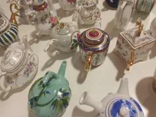 Collezione completa di 40 teiere in miniatura in ceramica