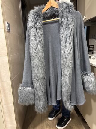 Capa de abrigo gris talla M con pelo sintético
