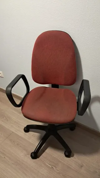 Silla de oficina color burdeos