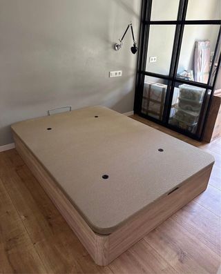 Letto a scomparsa in legno e tessuto