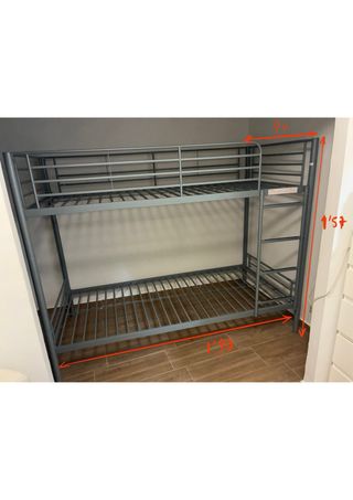Litera metálica gris